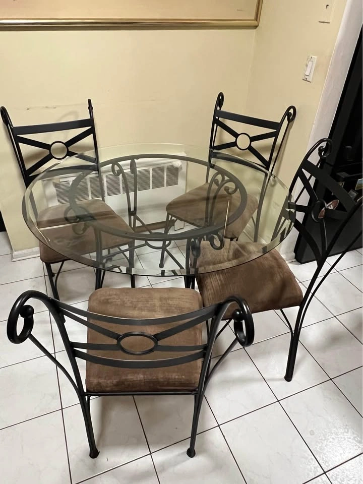 Glass Table/ 4 Chairs Dining Sett/ 45in ⭐️⭐️⭐️⭐️⭐️ - photo 2