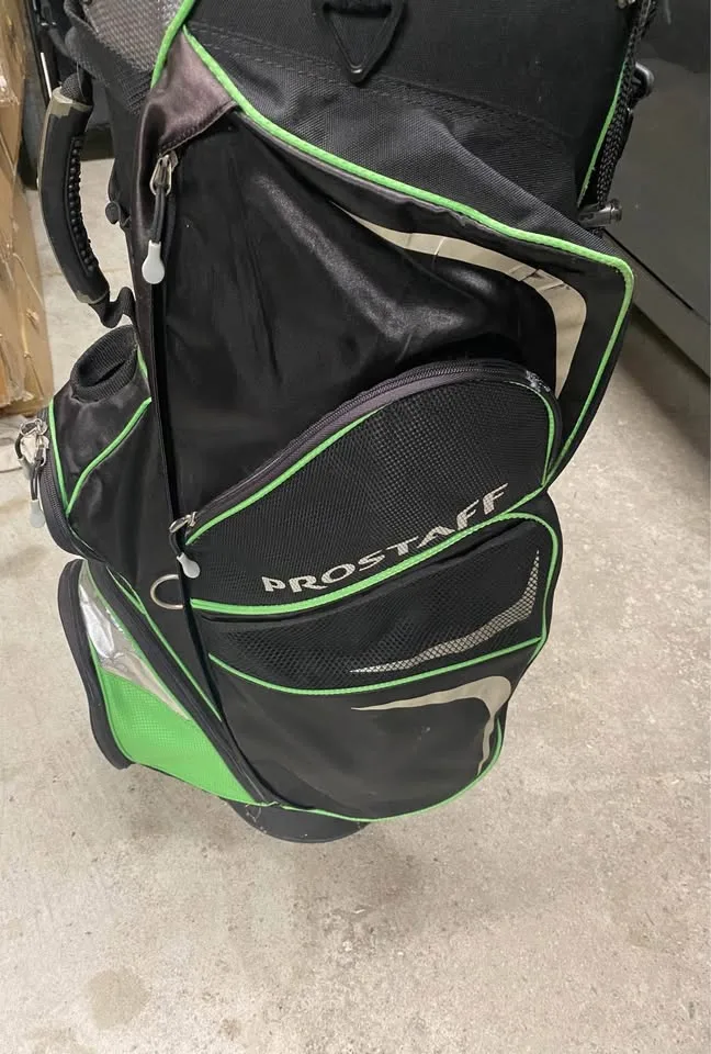 Selling golf bag with clubs image indicator(2)