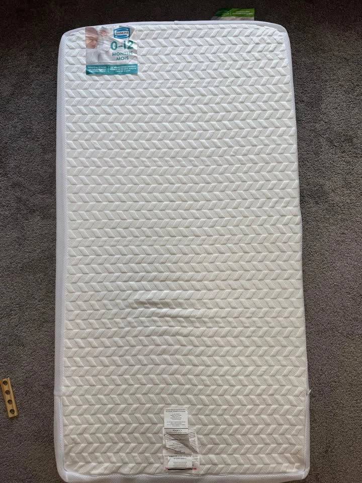 Convertible Crib + Mattress - Excellent Condition (West Coast Ki - photo 4