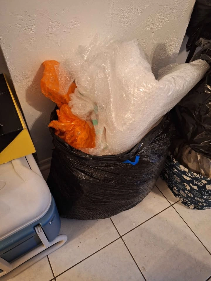 Bubble wrap, packing peanuts, shredded paper - photo 2