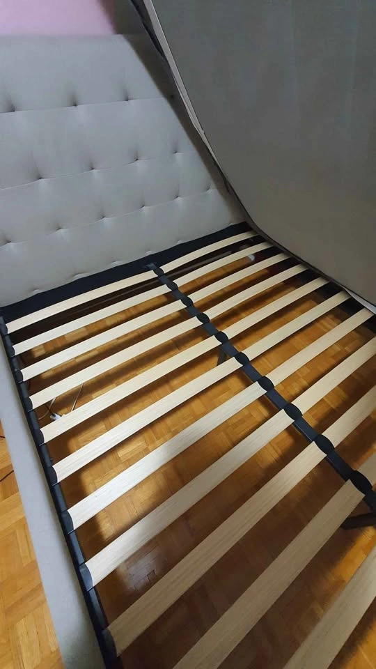 Like-new Structube bedframe - Queen - photo 2