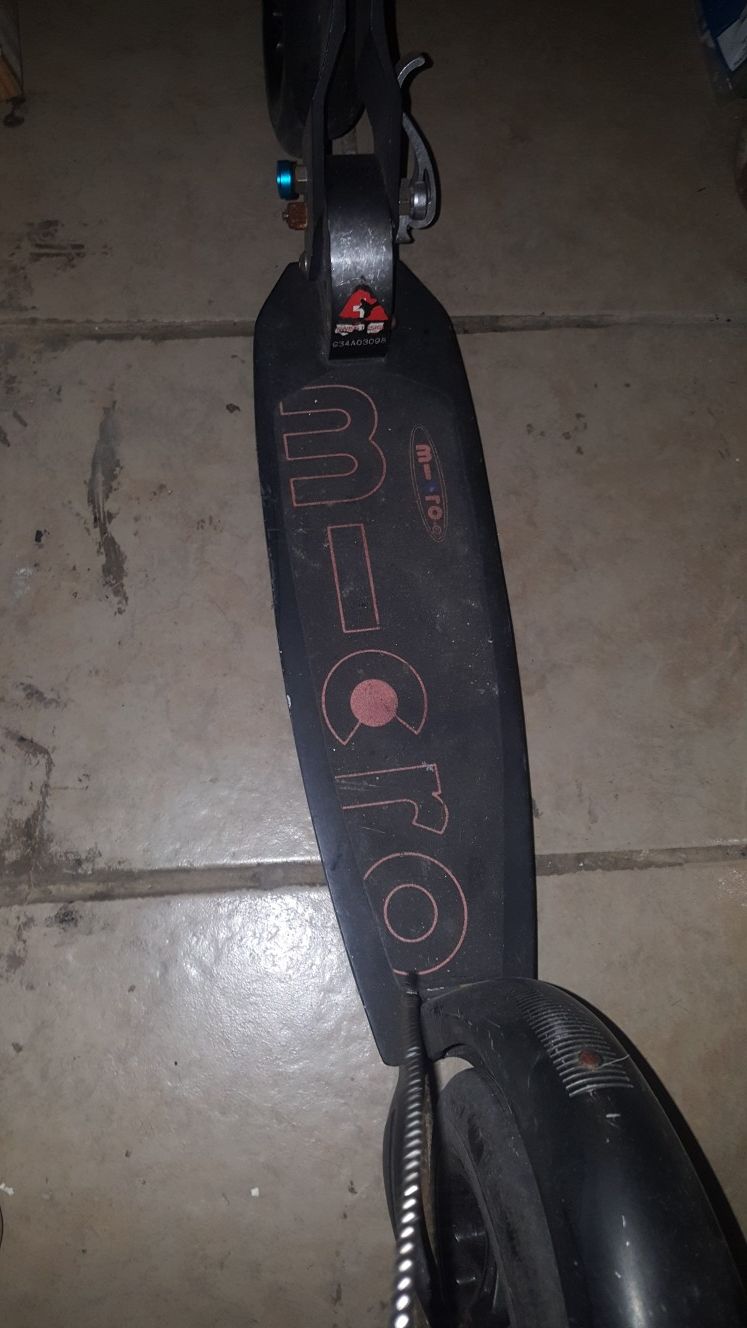 Wide base micro scooter