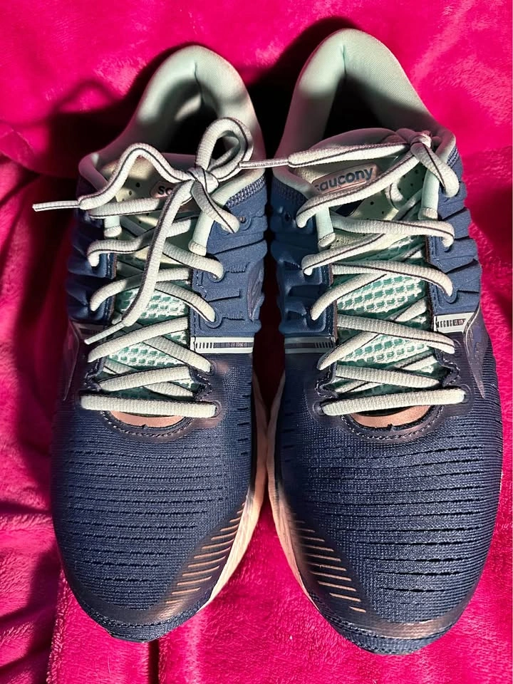 BNIB Saucony Hurricane 22 Women's Size 9