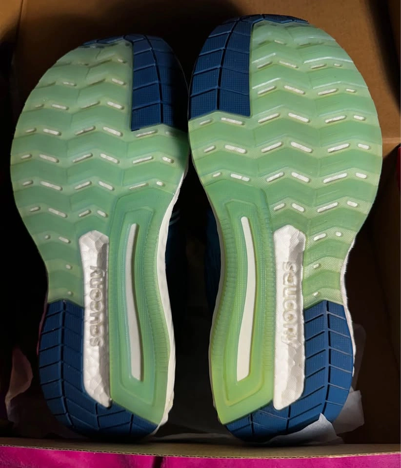 BNIB Saucony Hurricane 22 Women's Size 9 - photo 2