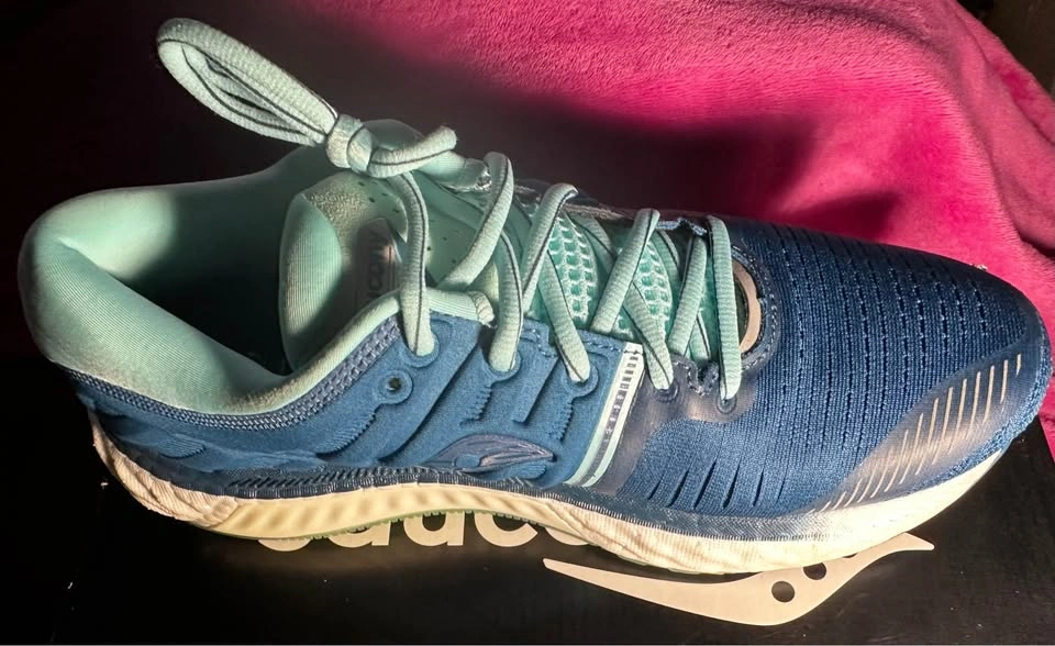 BNIB Saucony Hurricane 22 Women's Size 9 - photo 3