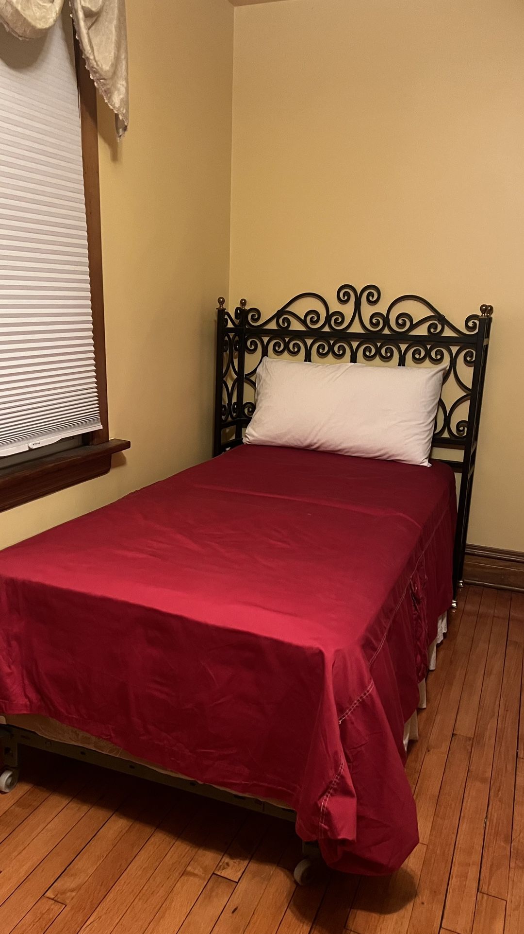 Two single beds with wrought iron headboards and mattresses - photo 2