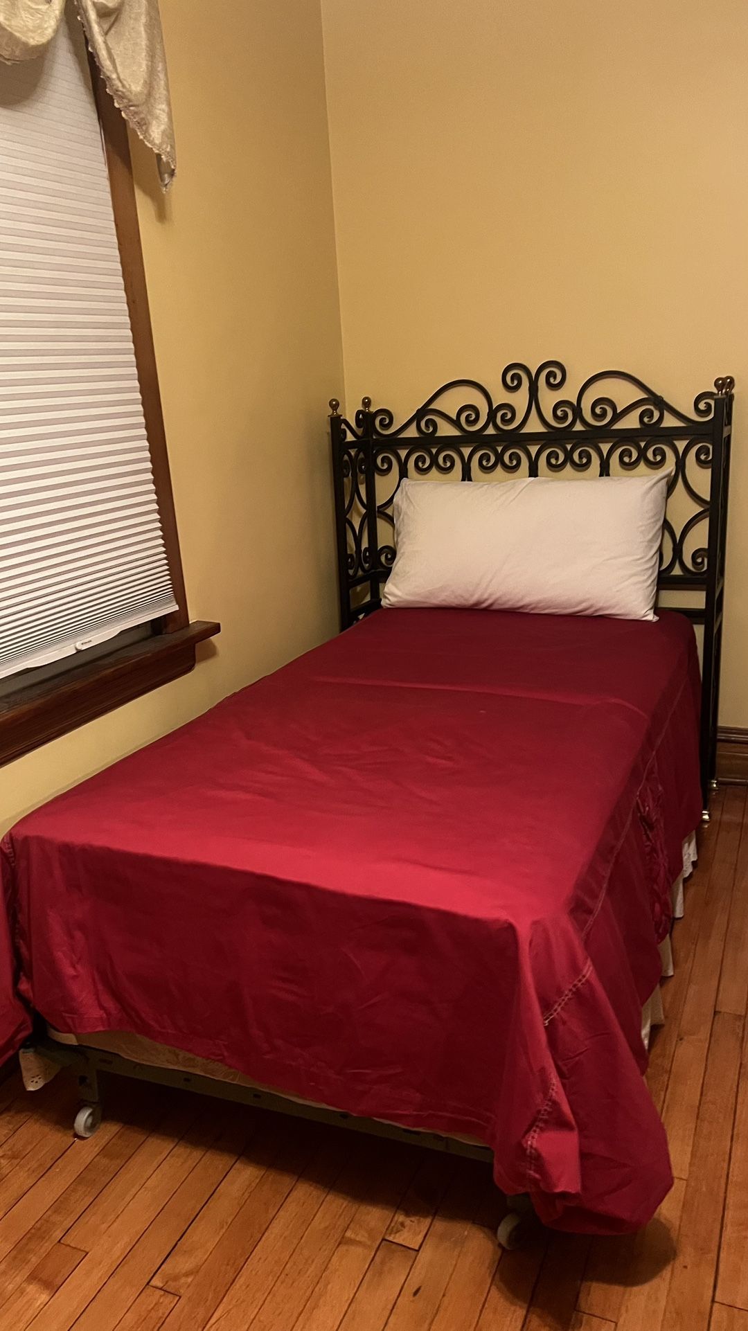 Two single beds with wrought iron headboards and mattresses - photo 3