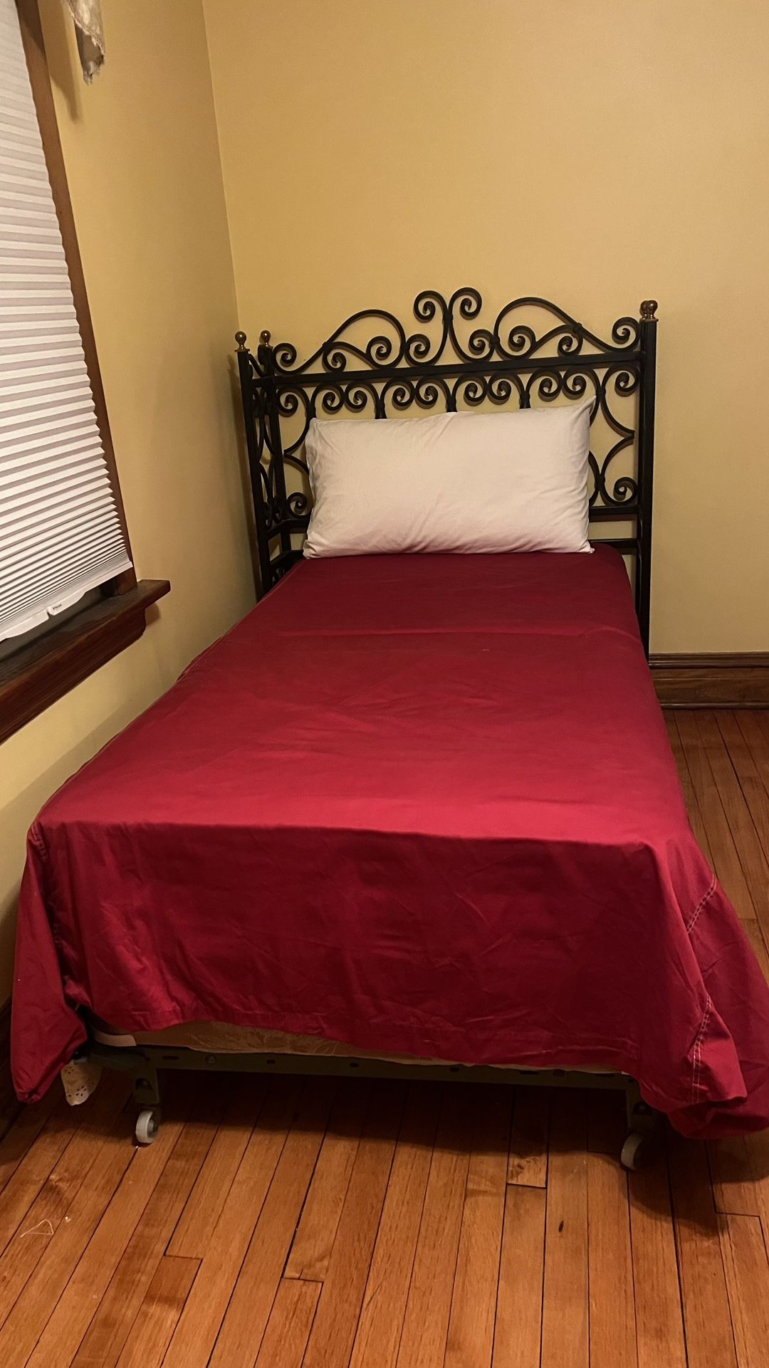Two single beds with wrought iron headboards and mattresses - photo 4
