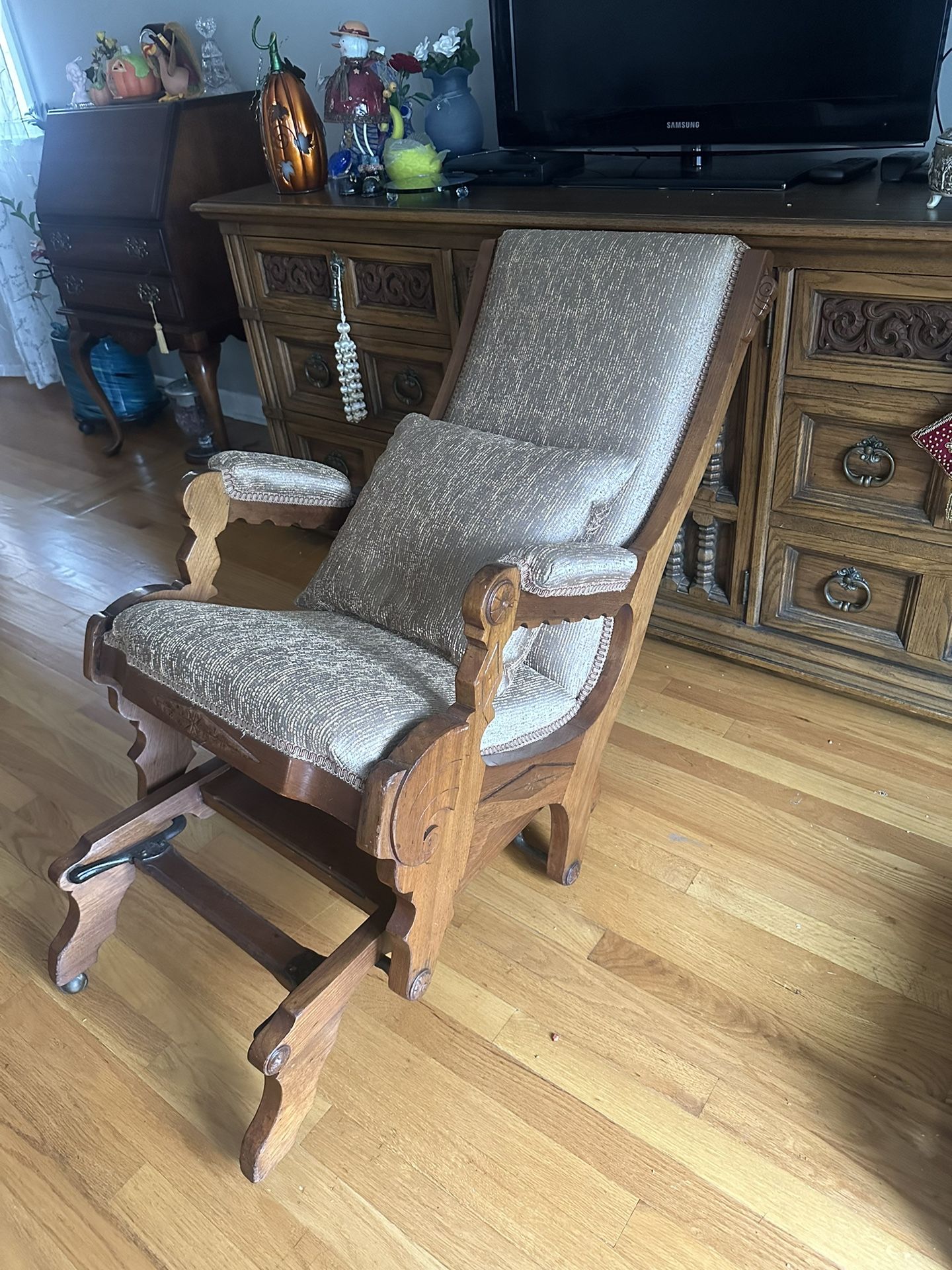 Newly upholstered rocking chair in perfect condition $300 - photo 2