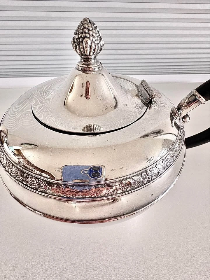 Vintage WM. A. Rogers Silver Plated Teapot - photo 2