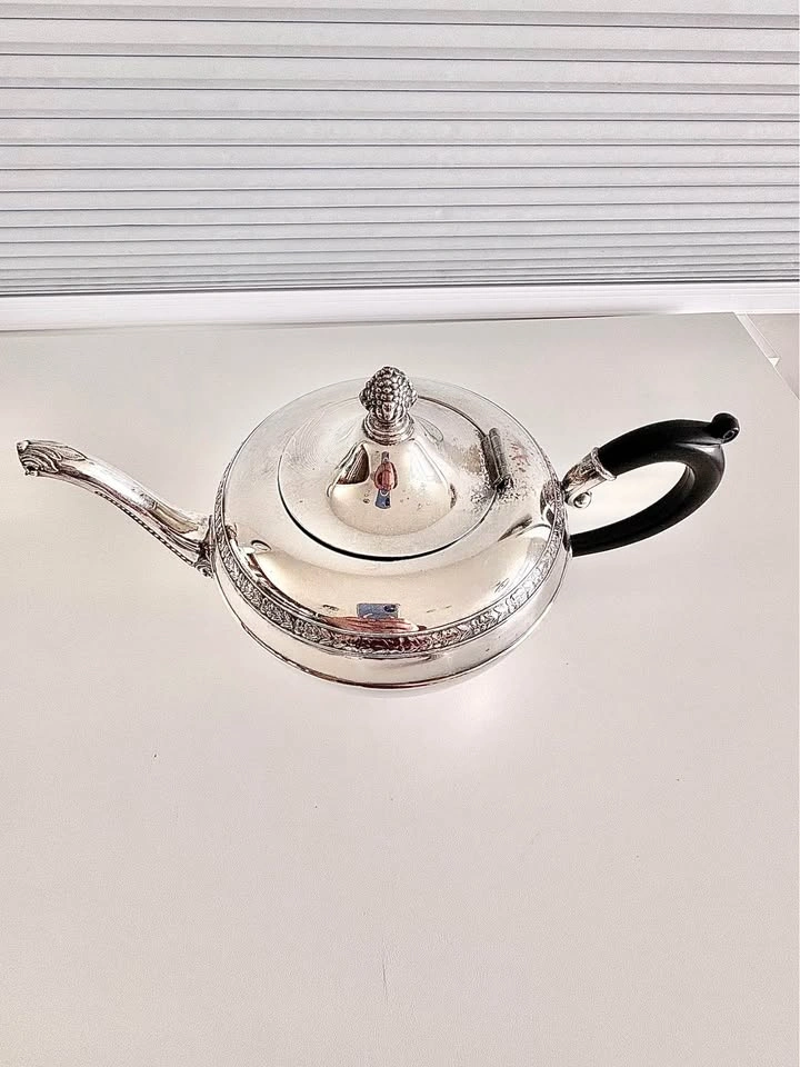 Vintage WM. A. Rogers Silver Plated Teapot - photo 3