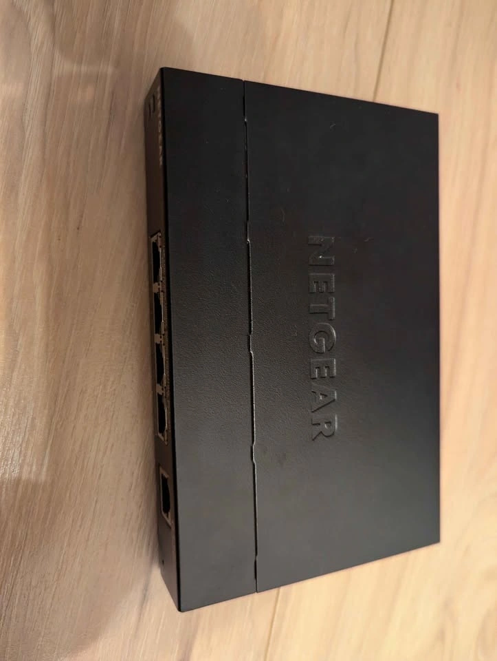 Netgear 4 Port POE Switch - New - photo 2