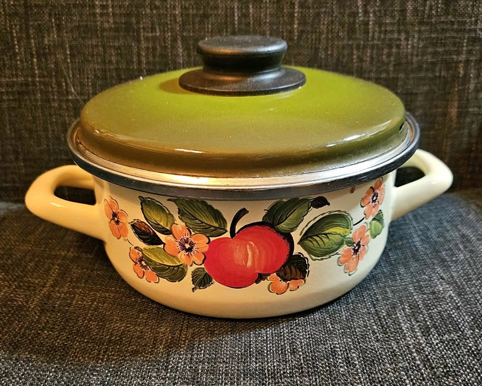 1970's Enamel Cookware - Apple Design Pot