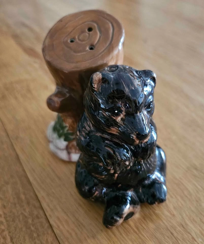 Cabin Fever Bear & Tree Stump Salt & Pepper Shakers - photo 4