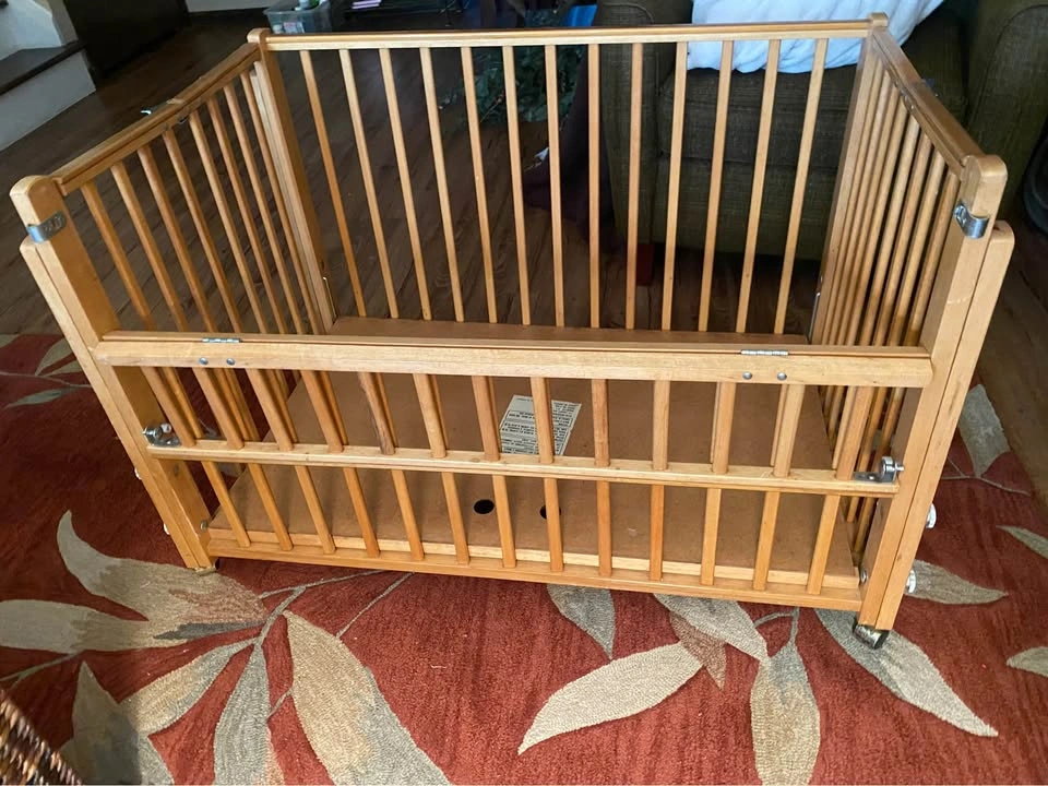 Portable Fold Up Baby Crib with Wheels - photo 2