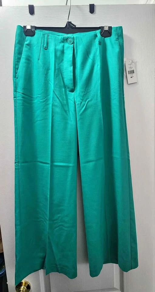 NEW! Wide leg Capri pants