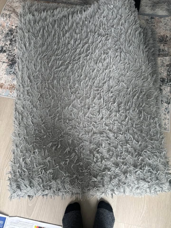 Used Living Room Rug 7*10 - photo 3