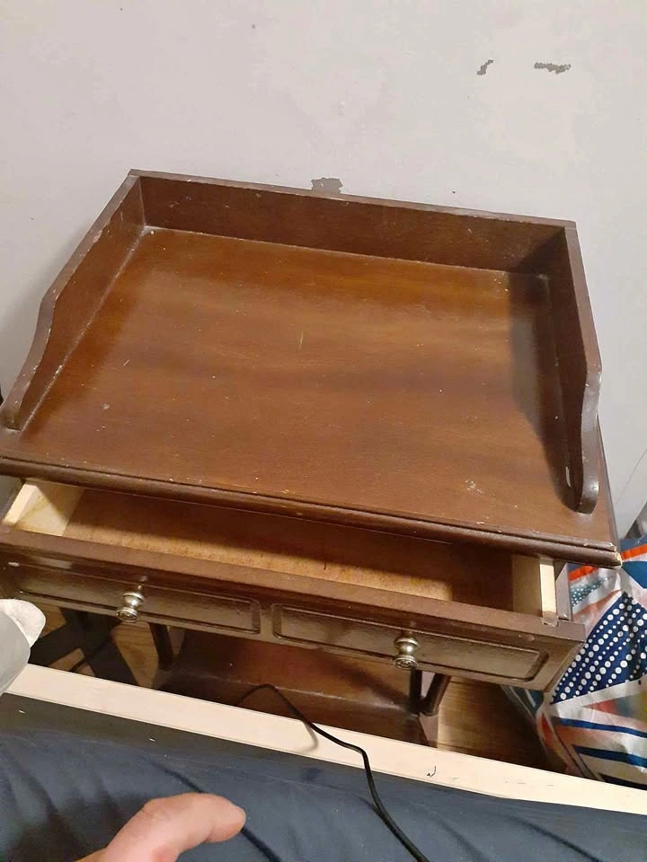 Antique-style side table/magazine holder