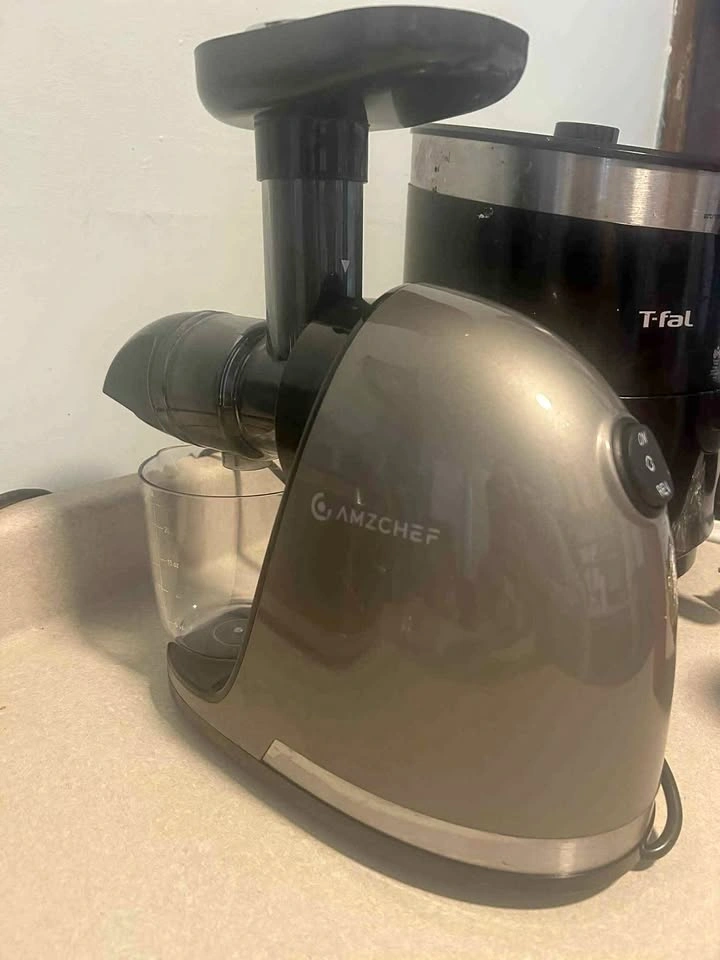 AMZCHEF Slow Juicer Machine - Barely used.