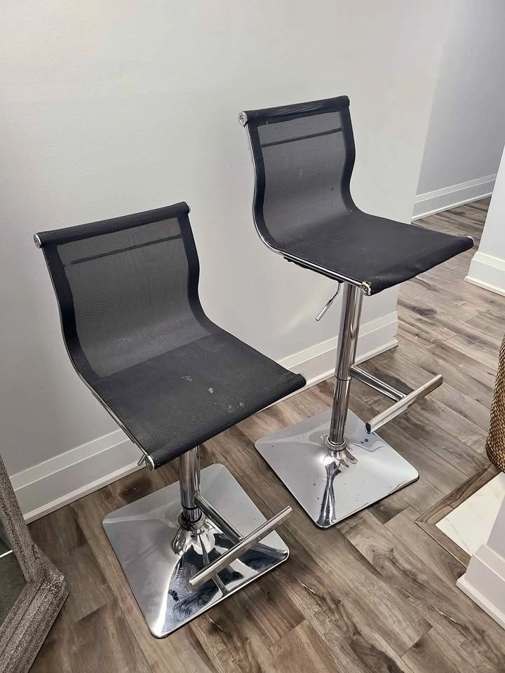 🇨🇦 Pair of bar stools 30$