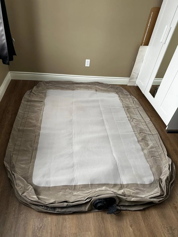 Queen Air Mattress with Built-In Pump - photo 2