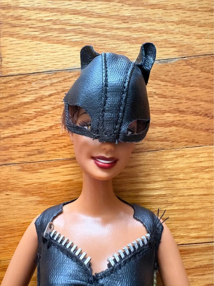 2004 Catwoman Barbie Doll - photo 2