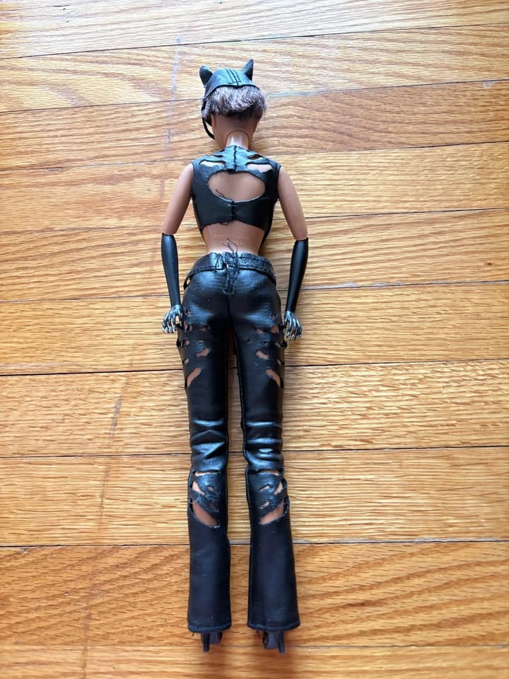 2004 Catwoman Barbie Doll - photo 3
