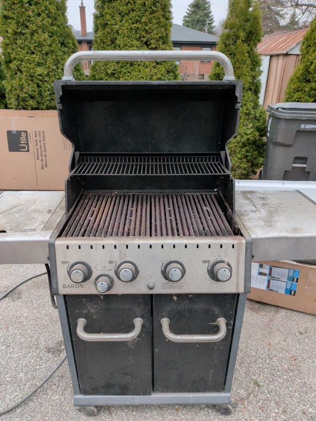 Broil King 4 Burner Natural Gas BBQ with Side Burner