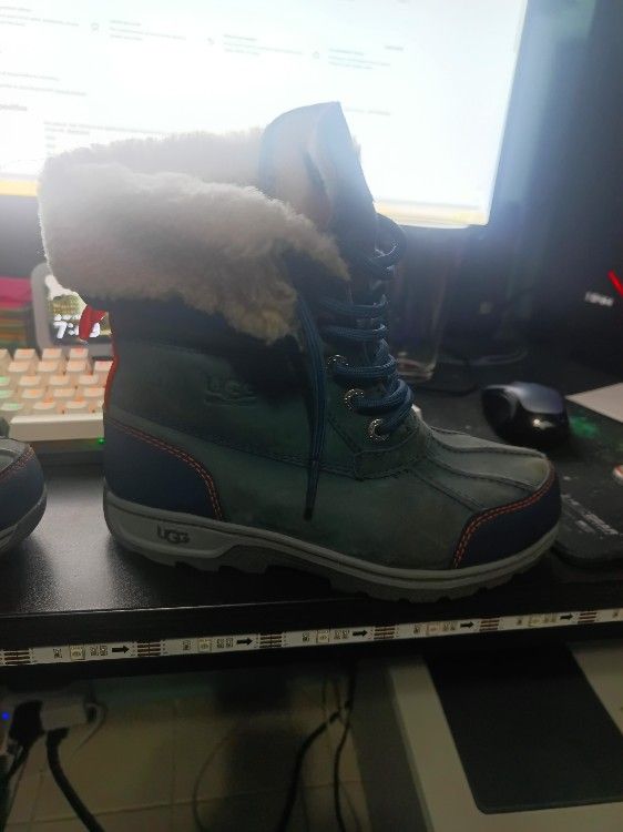 UGG Butte Kids Size 2 - photo 2