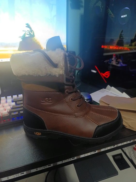 UGG Kids Size 5 - photo 2