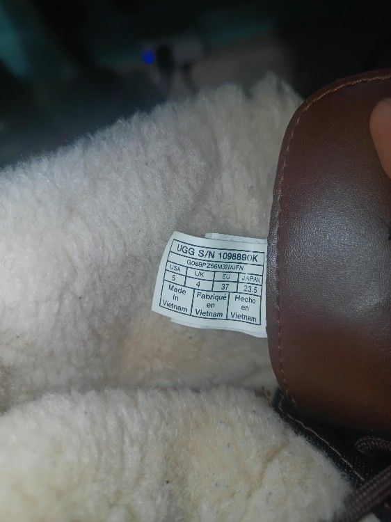 UGG Kids Size 5 - photo 3
