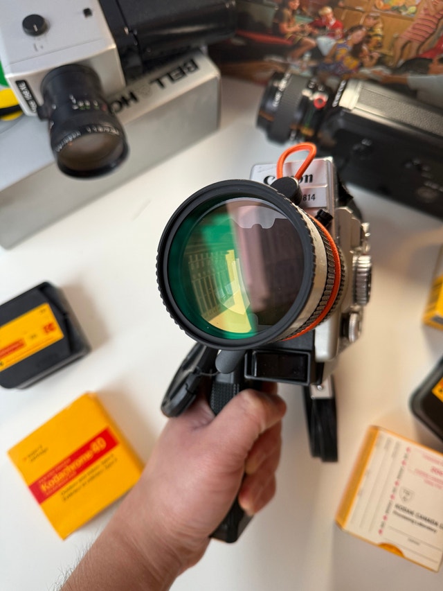 Canon 814 Auto Zoom Electronic Super 8 Camera (Film Tested) - photo 2