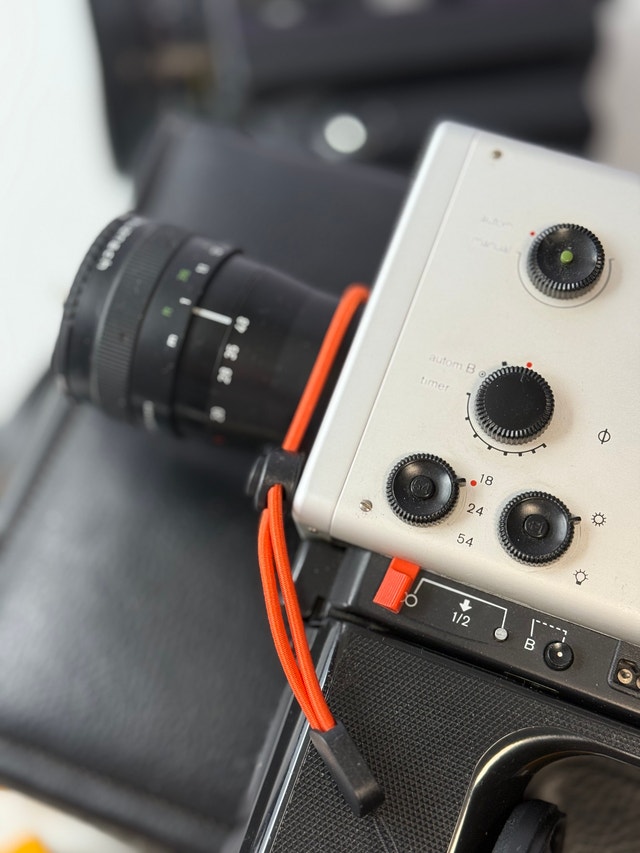 Nizo 481 Super 8 Camera with Light Meter Upgrade (Film Tested) - photo 4