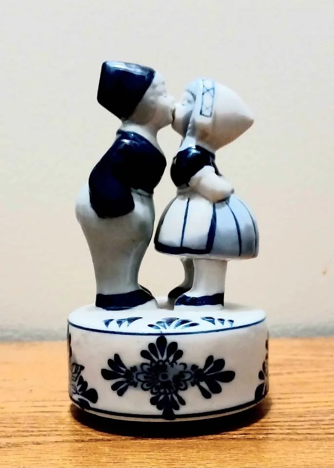 Vtg.Hand Painted Delft Music Box image indicator(3)
