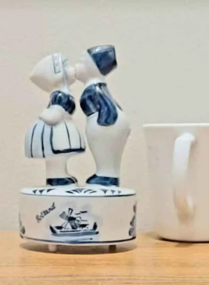Vtg.Hand Painted Delft Music Box image indicator(5)