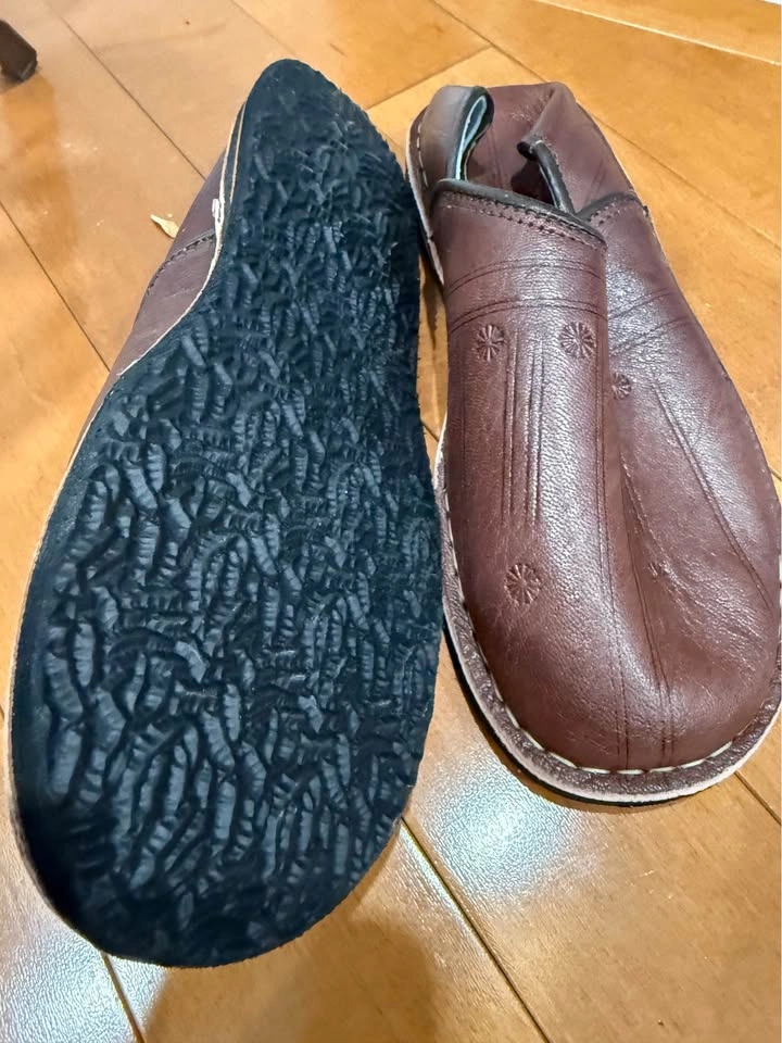 New Brown Leather Slippers w Embossed Design - photo 4