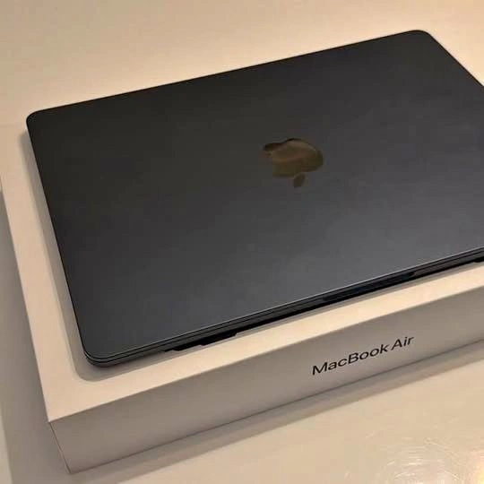 M2 2022 Macbook Air + Box - Midnight