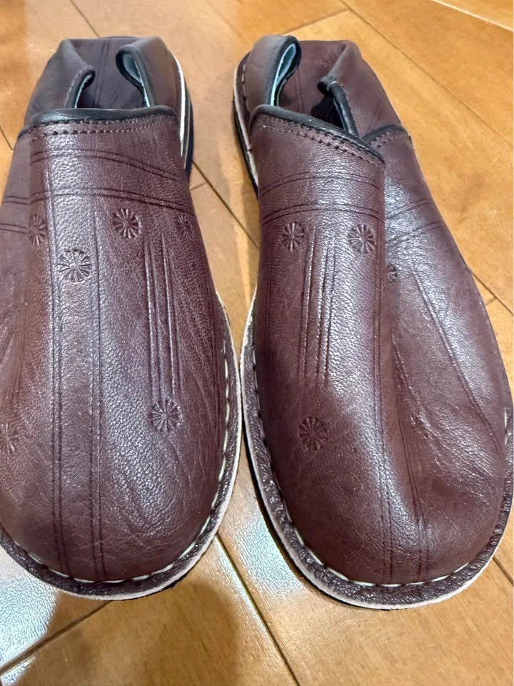 New Brown Leather Slippers w Embossed Design - photo 3