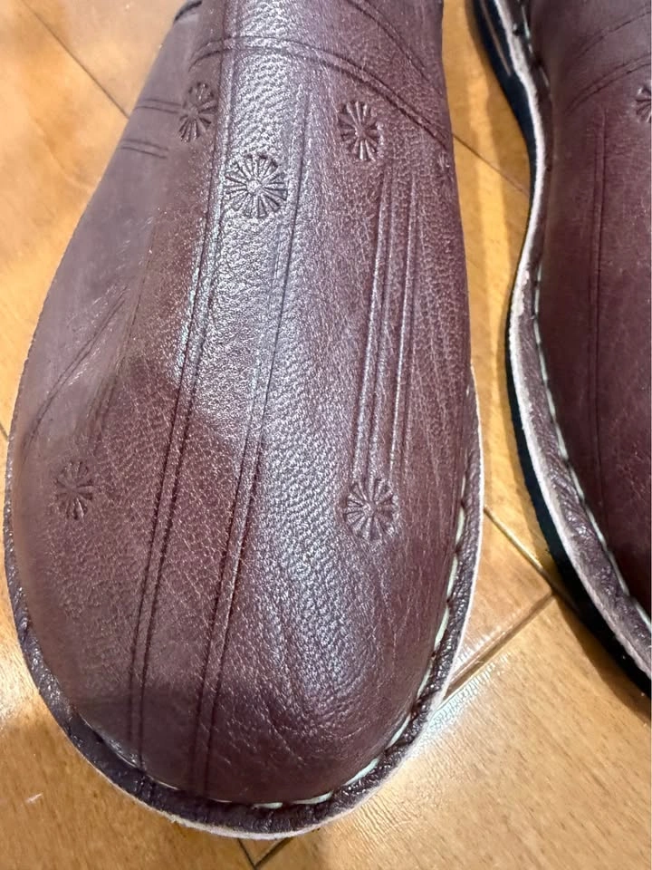 New Brown Leather Slippers w Embossed Design - photo 5