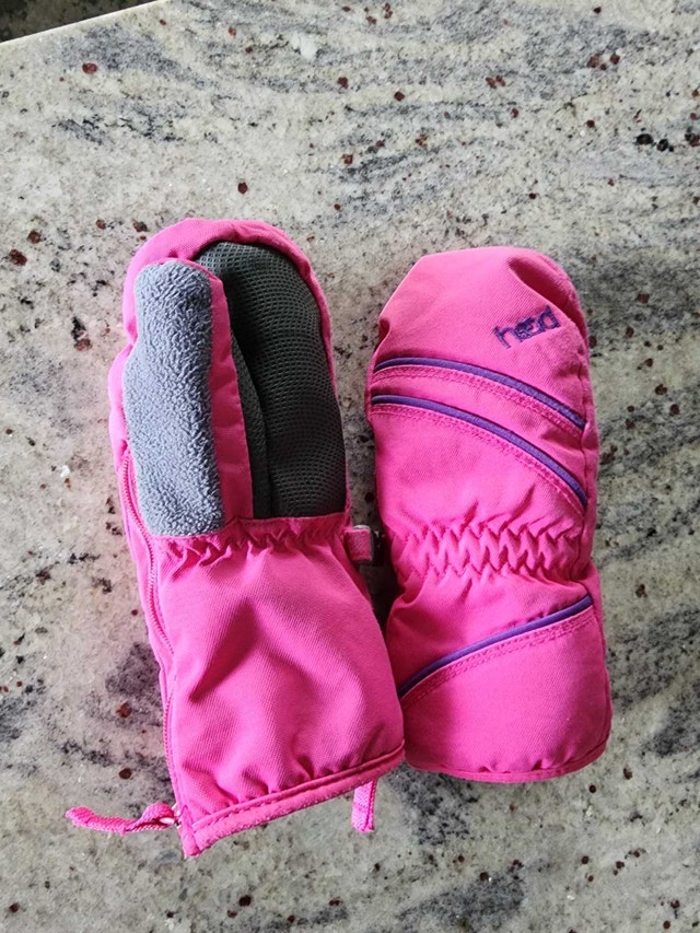 Kids gloves, ages (6-10) Very good condition