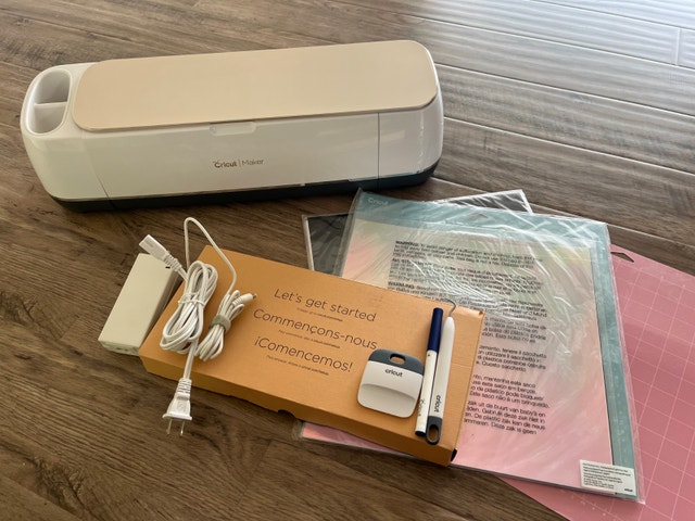 Cricut Maker (Champagne) + Vinyl Bundle