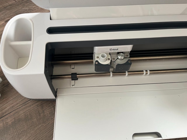 Cricut Maker (Champagne) + Vinyl Bundle - photo 5