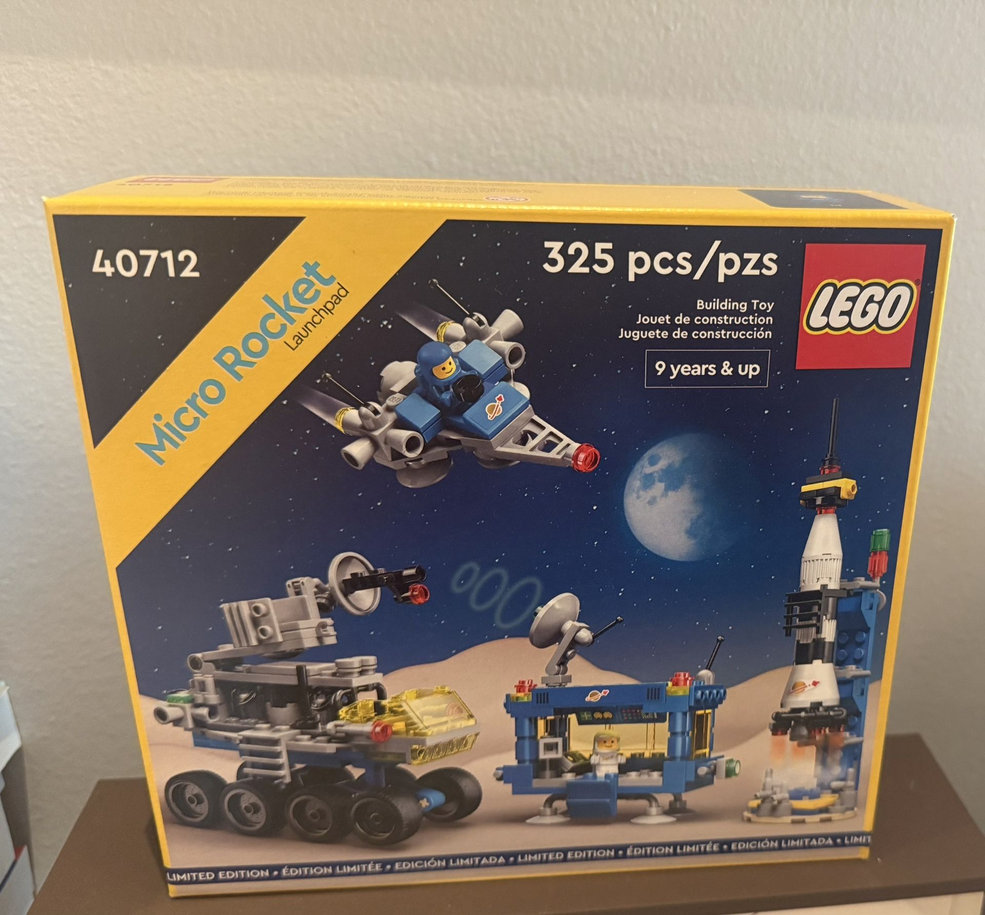 LEGO Micro Rocket Launchpad Set - Blue, White, Yellow