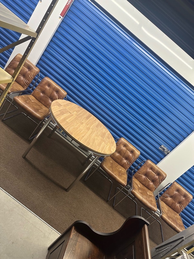 Vintage Sampton Metal Co. Table w/5 chairs (m/Montreal)