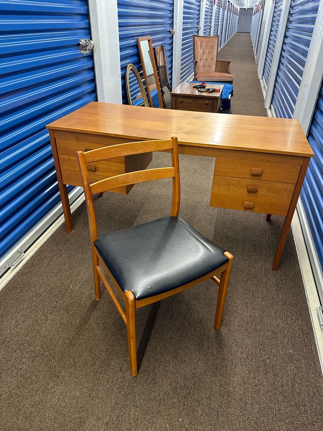 Vintage Teak Desk (Made in Denmark) - photo 2