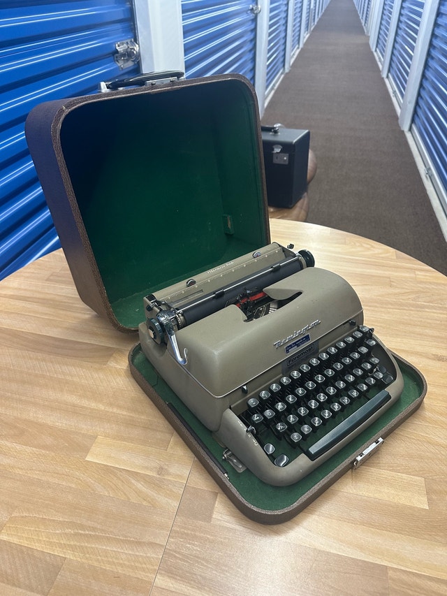 Vintage Remington Typewriter with Carrying Case - photo 2