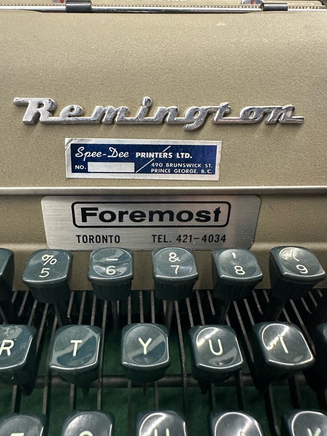 Vintage Remington Typewriter with Carrying Case - photo 3