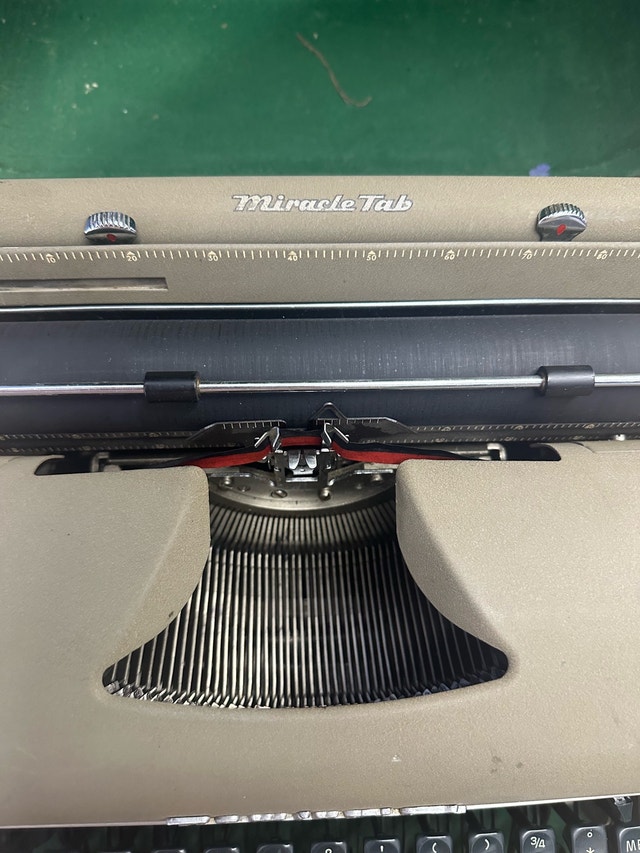 Vintage Remington Typewriter with Carrying Case - photo 4