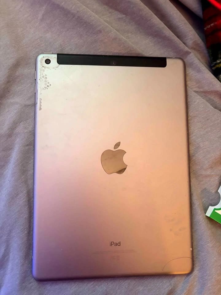 iPad 5th Gen - photo 2