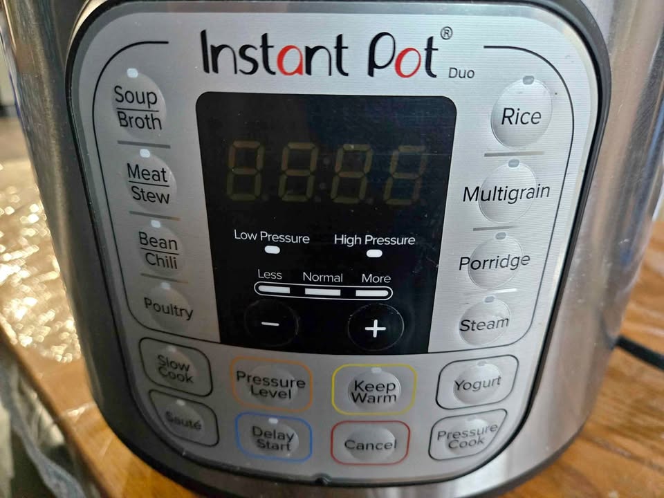 Instant Pot Duo 7 in 1 electric pressure cooker 8 Quart